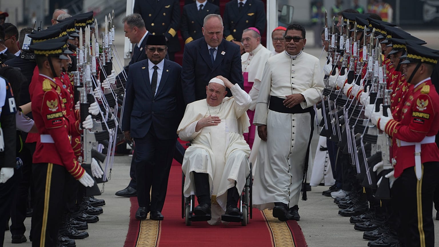 Papst Franziskus während einer offiziellen Begrüßungszeremonie am 3. September am Soekarno-Hatta International Airport am Stadtrand von Jakarta.