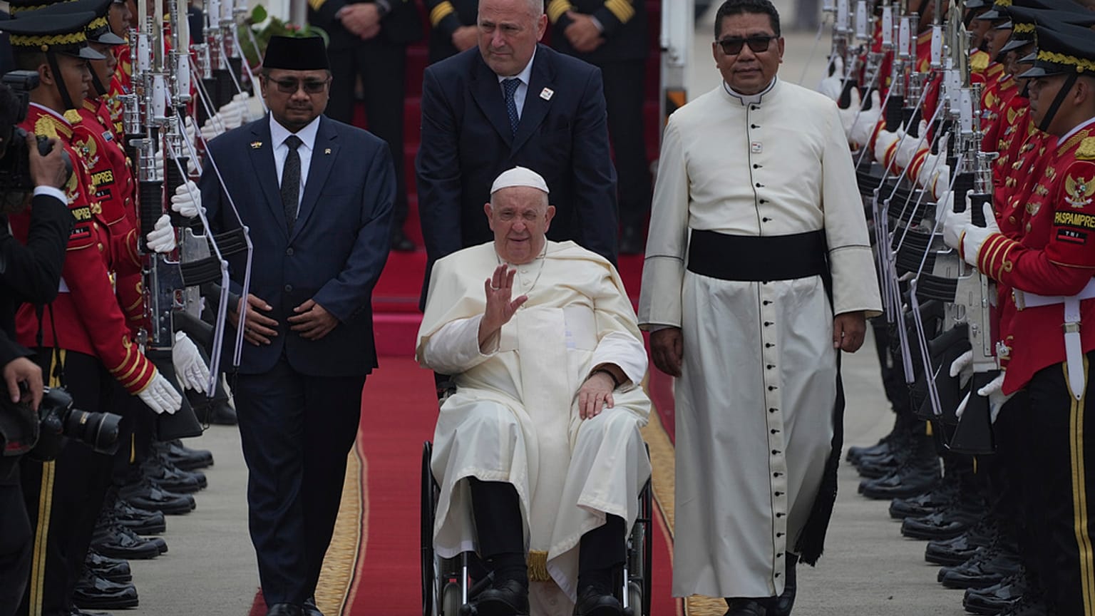Papa Francesco atterrato in Indonesia