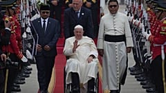 Papa Francesco atterrato in Indonesia