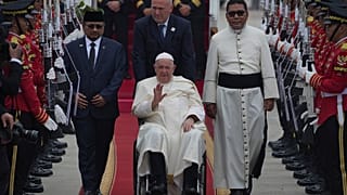 Papa Francesco atterrato in Indonesia