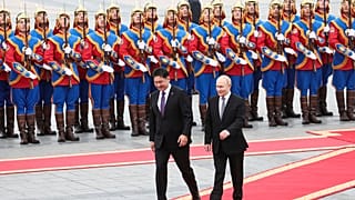 El presidente ruso Vladímir Putin con su homólogo mongol Ukhnaagiin Khurelsukh.