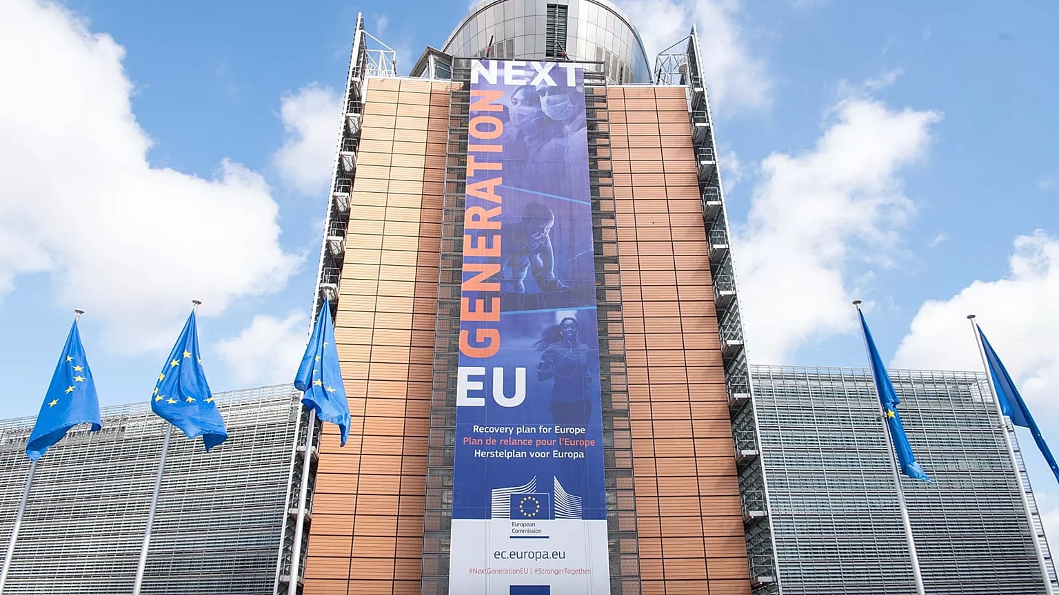 Brüksel'deki Berlaymont binasının önünde "Avrupa için Kurtarma Planı" pankartı.