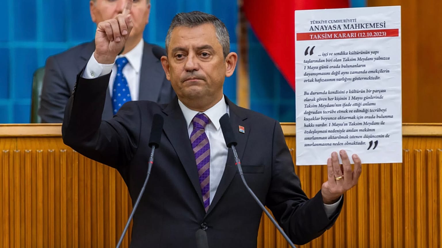 Özgür Özel, TBMM Grup Toplantısı'nda konuşurken Anayasa Mahkemesi'nin bir kararını gösteriyor.