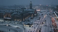 Helsinki, Finlandiya'da karla kaplı bir caddenin havadan görünümü