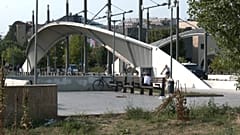Brücke, die die albanische und die serbische Volksgruppe in der kosovarischen Stadt Mitrovica trennt.