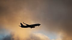 Royal Air Maroc'a ait bir Boeing 737, 20 Temmuz 2024 Cumartesi günü gün batımında Lizbon'a iniş için yaklaşıyor.