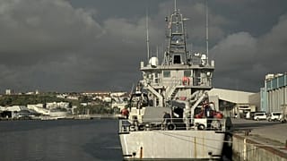 Vista de uma das embarcações da Gendarmerie Nationale francesa no porto de Boulogne-Sur-Mer, França,