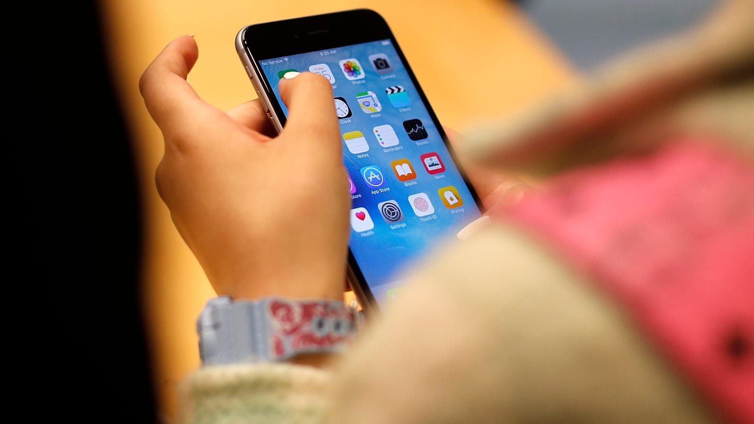 Bir çocuk akıllı telefon tutuyor.
