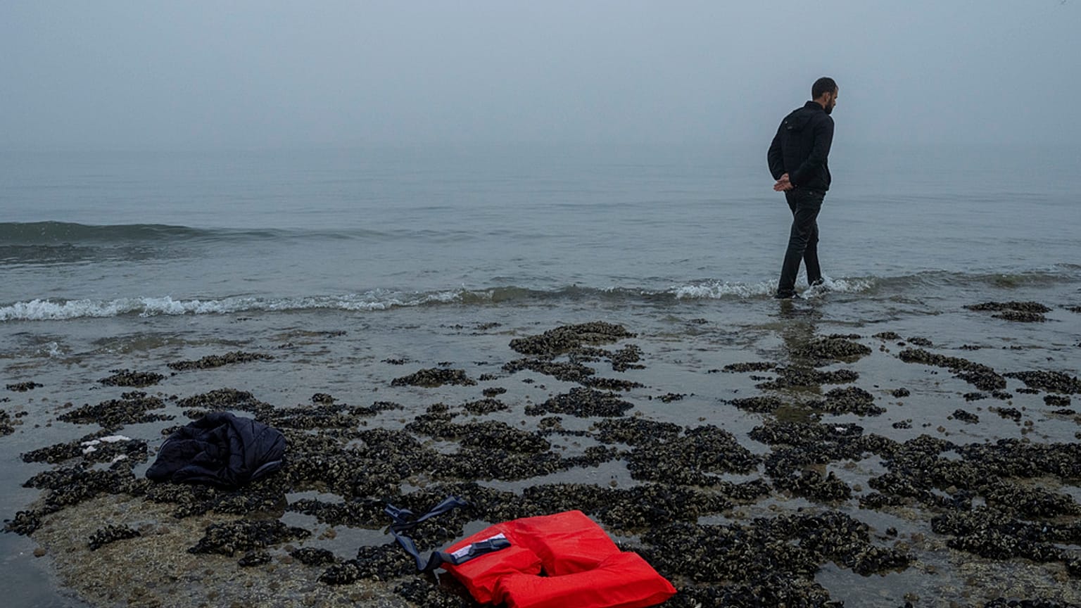 Ein kurdischer Migrant, der bei seinem Versuch gescheitert ist, mit dem Boot das Vereinigte Königreich zu erreichen, geht am Sonntag, 19. Mai 2024, zurück in die nordfranzösische Stadt Ambleteuse.