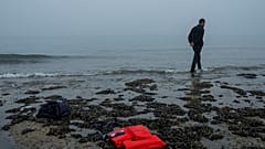 Ein kurdischer Migrant, der bei seinem Versuch gescheitert ist, mit dem Boot das Vereinigte Königreich zu erreichen, geht am Sonntag, 19. Mai 2024, zurück in die nordfranzösische Stadt Ambleteuse.