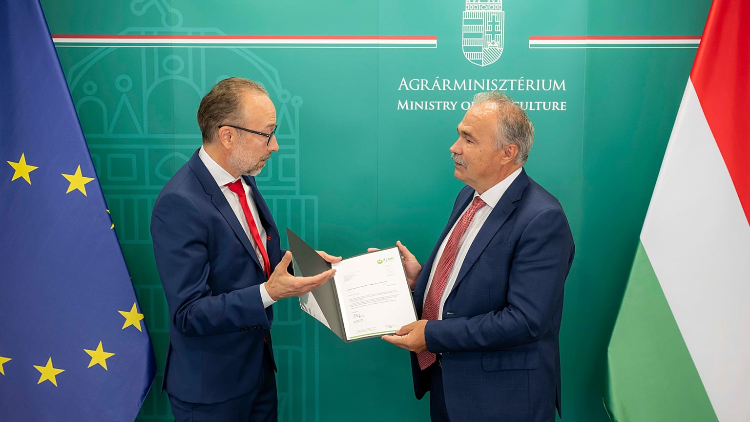 Hungarian agriculture minister István Nagy (r), receives the open letter from Gunther Weiss, head of quality management at Alnatura GmbH 