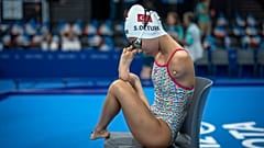 Türk Paralimpik ekibinin milli yüzücüsü Sevilay Öztürk yarış öncesi gözlüğünün konumunu ayarlıyor, 3 Eylül 2024