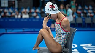Türk Paralimpik ekibinin milli yüzücüsü Sevilay Öztürk yarış öncesi gözlüğünün konumunu ayarlıyor, 3 Eylül 2024
