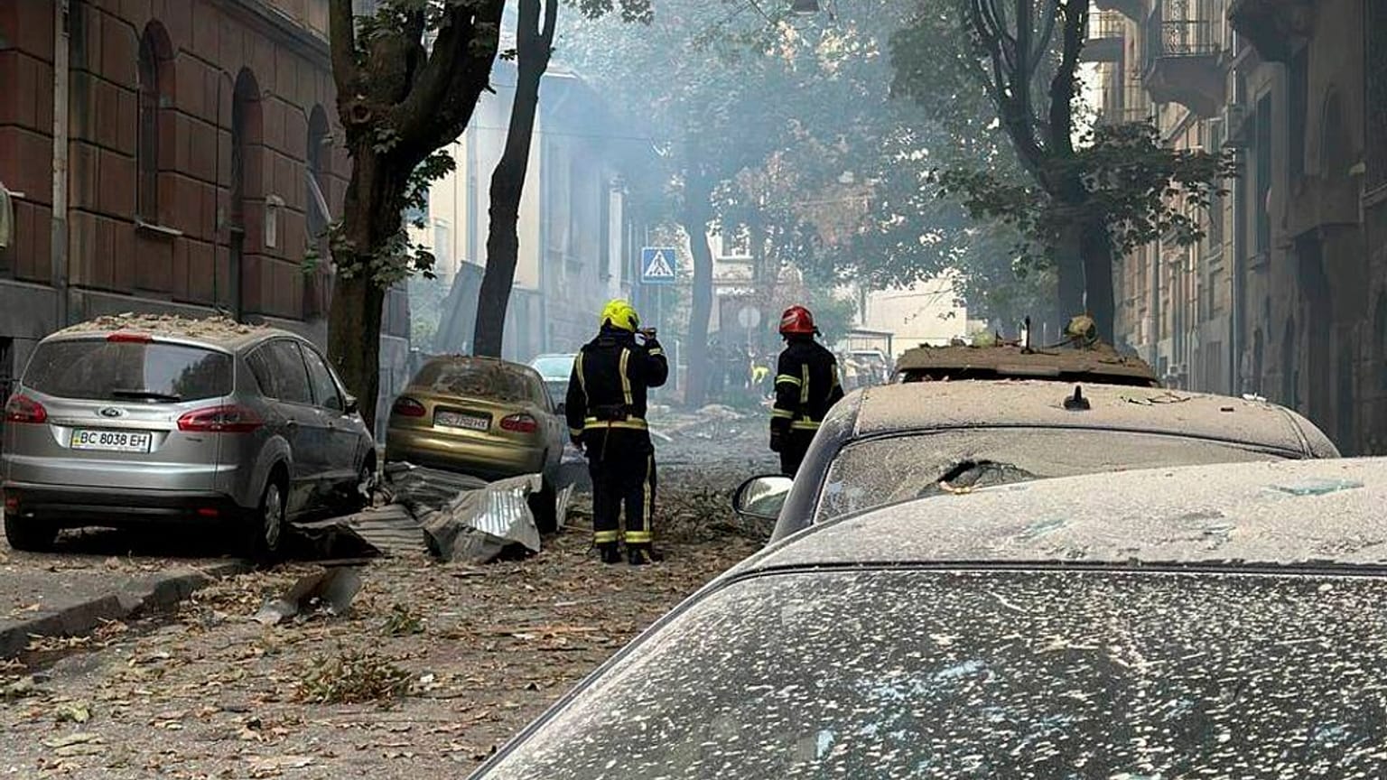 Feuerwehrleute arbeiten am 4. September in der Nähe eines durch einen russischen Angriff beschädigten Wohnhauses.