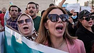  متظاهرون يتجمعون للتظاهر ضد قانون مقترح للسماح بزواج القاصرات في ساحة التحرير في بغداد، العراق، 8 أغسطس/آب 2024