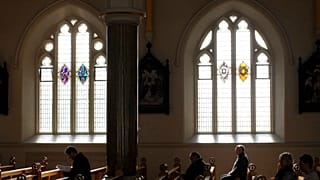 Nesta foto de arquivo de 21 de março de 2010, católicos romanos ouvem a missa na Catedral Católica Romana de São Pedro, em West Belfast, Irlanda do Norte.