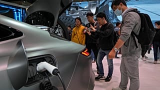 Ziyaretçiler Nisan ayında Pekin'de düzenlenen Auto China 2024 fuarında Geely Galaxy E8 EV otomobil modelini inceliyor