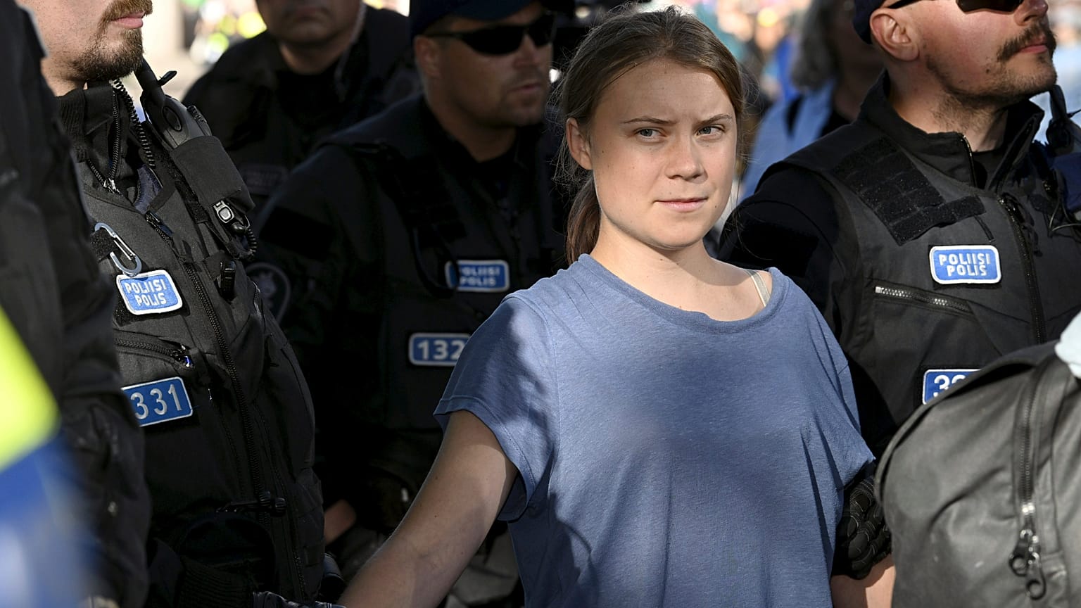 İsveçli iklim aktivisti Greta Thunberg, Finlandiya'nın başkenti Helsinki'de bir gösteriye katıldıktan sonra polis tarafından gözaltına alındı, 25 Haziran 2024.