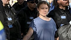İsveçli iklim aktivisti Greta Thunberg, Finlandiya'nın başkenti Helsinki'de bir gösteriye katıldıktan sonra polis tarafından gözaltına alındı, 25 Haziran 2024.
