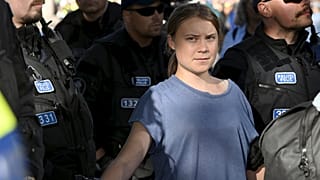 İsveçli iklim aktivisti Greta Thunberg, Finlandiya'nın başkenti Helsinki'de bir gösteriye katıldıktan sonra polis tarafından gözaltına alındı, 25 Haziran 2024.