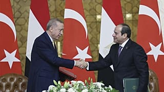 في هذه الصورة المنشورة من قبل الرئاسة التركية، الرئيس التركي رجب طيب أردوغان، إلى اليسار، والرئيس المصري عبد الفتاح السيسي، إلى اليمين، يتصافحان خلال لقائهما في قصر الاتحادية 