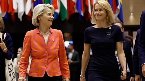 Ursula von der Leyen, az Európai Bizottság elnöke és Kaja Kallas volt észt miniszterelnök együtt sétálnak a brüsszeli EU-csúcstalálkozón tartott sajtótájékoztatóra.