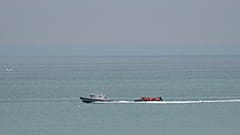 Ein Boot mit mutmaßlichen Migranten wird von einem Schiff der französischen Gendarmerie Nationale vor dem Strand von Wimereux (Frankreich) eskortiert, Mittwoch, 4.9.2024.