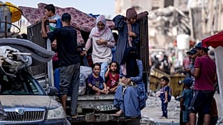فلسطينيون في مدينة حمد مجبرون على النزوح القسري إثر الهجوم الجوي والبري الإسرائيلي على قطاع غزة.