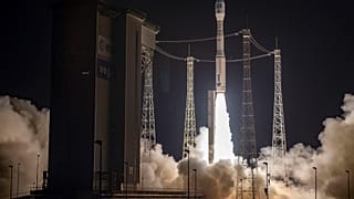Vega-C roketi 20 Aralık 2022, Salı günü Fransız Guyanası'ndaki Kourou uzay üssünde bulunan fırlatma rampasından havalanıyor.