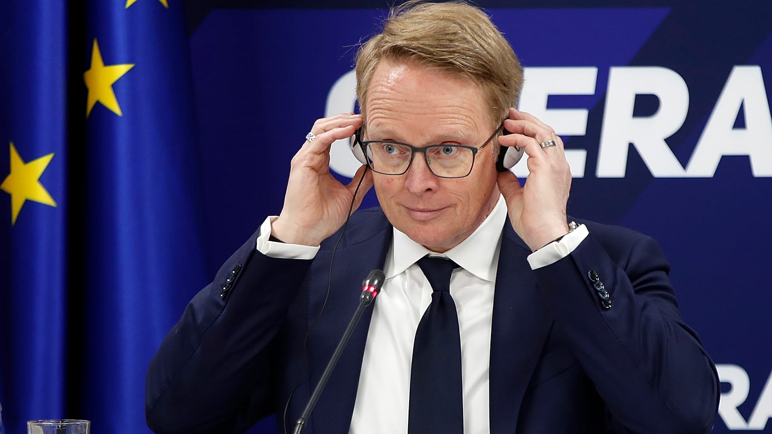 Frontex İcra Direktörü Hans Leijtens, Kuzey Makedonya İçişleri Bakanı Oliver Spasovski ile basın toplantısında kulaklığını ayarlıyor, 20 Nisan 2023.