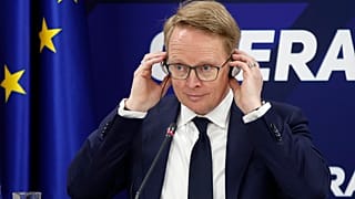 Frontex İcra Direktörü Hans Leijtens, Kuzey Makedonya İçişleri Bakanı Oliver Spasovski ile basın toplantısında kulaklığını ayarlıyor, 20 Nisan 2023.