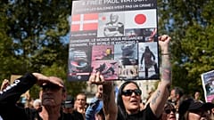 Paul Wayson est détenu au Groënland après que des garde-côtes japonais ont demandé son arrestation pour entrave aux activités de baleiniers japonais. 