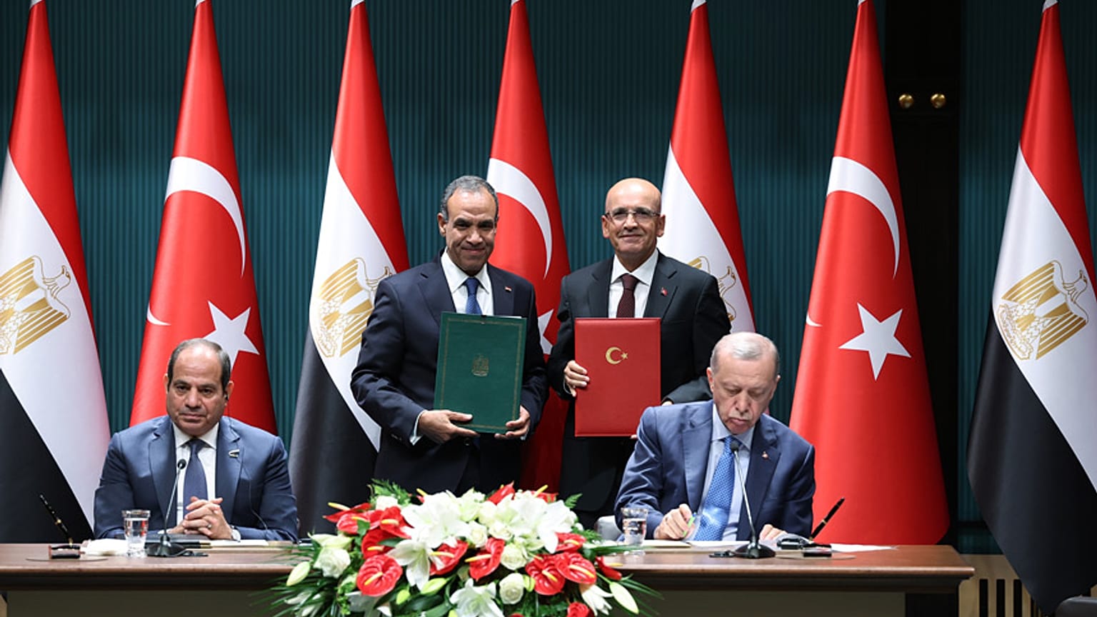 Cumhurbaşkanı Recep Tayyip Erdoğan ve Mısır Cumhurbaşkanı Abdülfettah es-Sisi huzurunda toplamda 17 işbirliği anlaşması imzalandı.