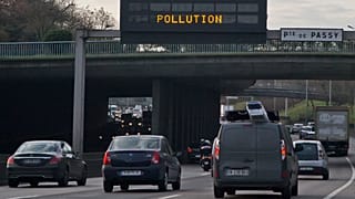 Vehicles circulando cerca de París durante un periodo de alta contaminación atmosférica