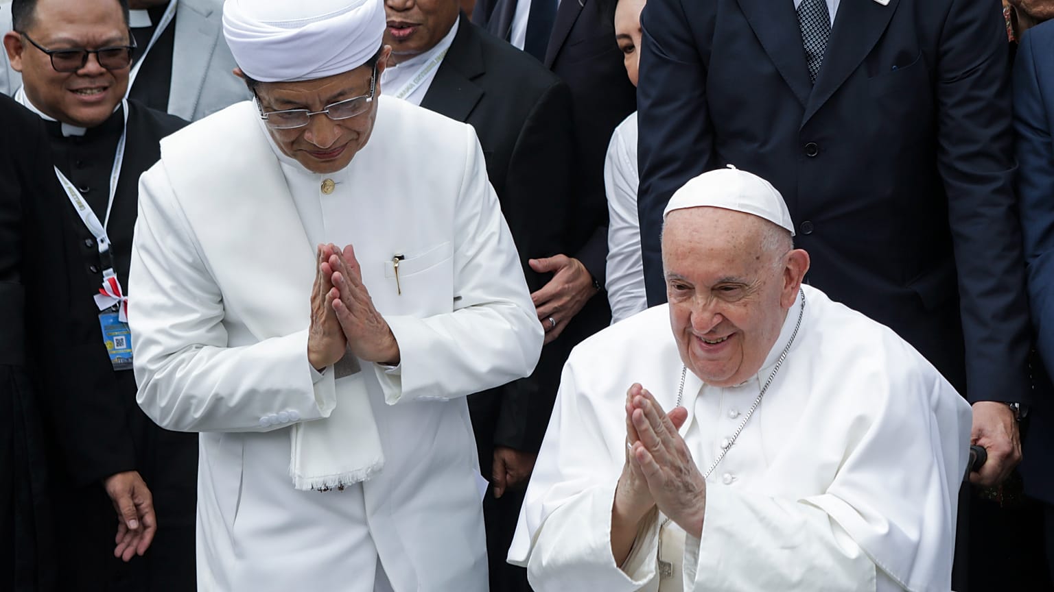 Papst Franziskus (rechts) und der Großimam der Istiqlal-Moschee, Nasaruddin Umar, trafen sich im größten Moschee Südostasiens.