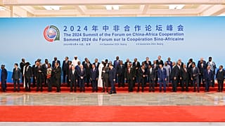 Xi Jinping e os líderes africanos tiram uma fotografia de grupo durante a cimeira do Fórum de Cooperação China-África (FOCAC) no Grande Salão do Povo em Pequim, quinta-feira,