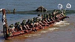 Maoríes en una canoa.