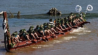 Maoríes en una canoa.
