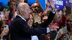 Harris y Biden hacen campaña en el local del sindicato IBEW Local Union #5 en Pittsburgh (Pensilvania), el 2 de septiembre de 2024.
