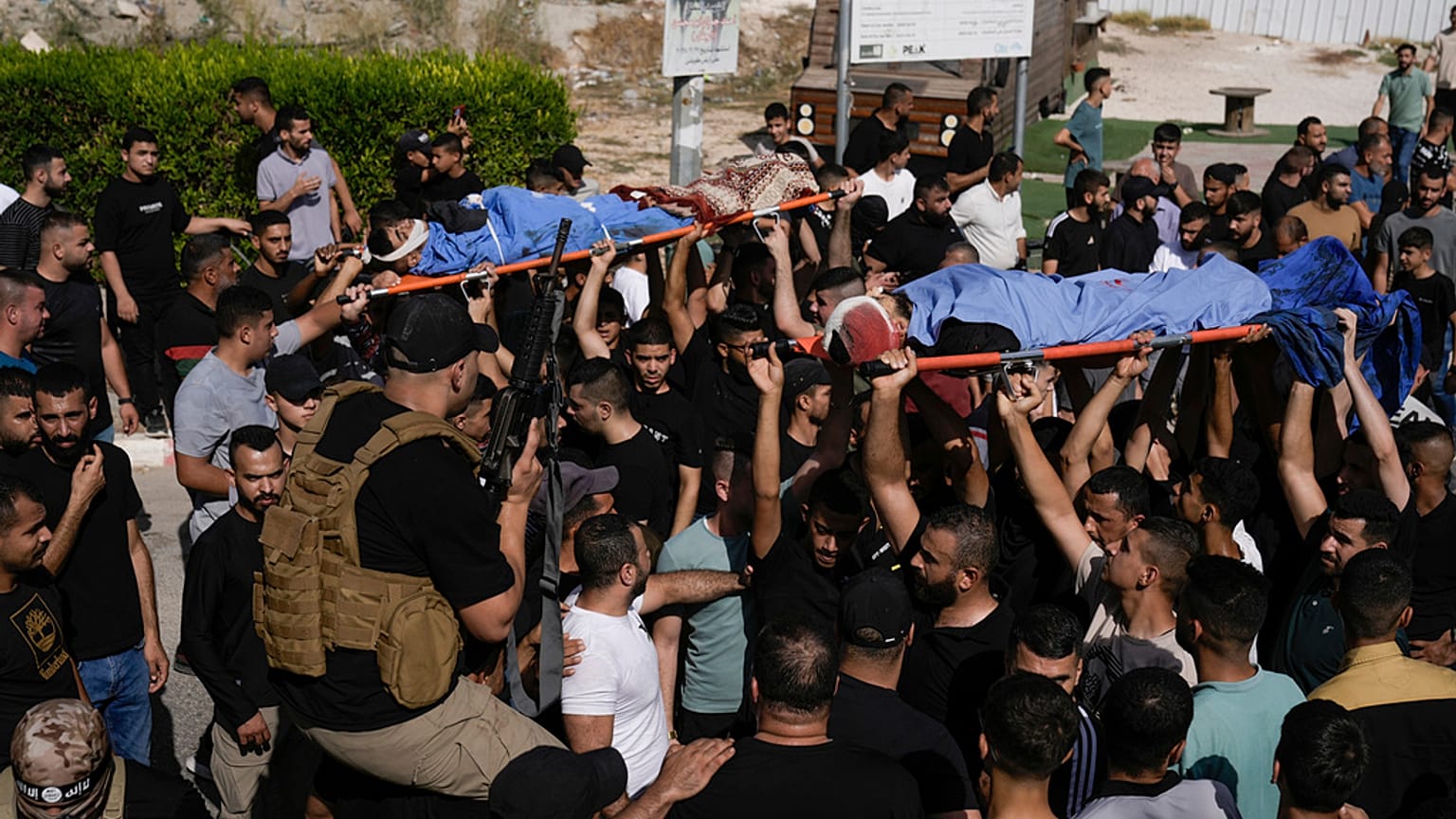 مشيّعون يحملون جثامين خمسة فلسطينيين خلال جنازتهم في طوباس بالضفة الغربية، في 5 سبتمبر 2024
