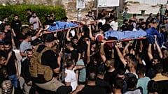 مشيّعون يحملون جثامين خمسة فلسطينيين خلال جنازتهم في طوباس بالضفة الغربية، في 5 سبتمبر 2024