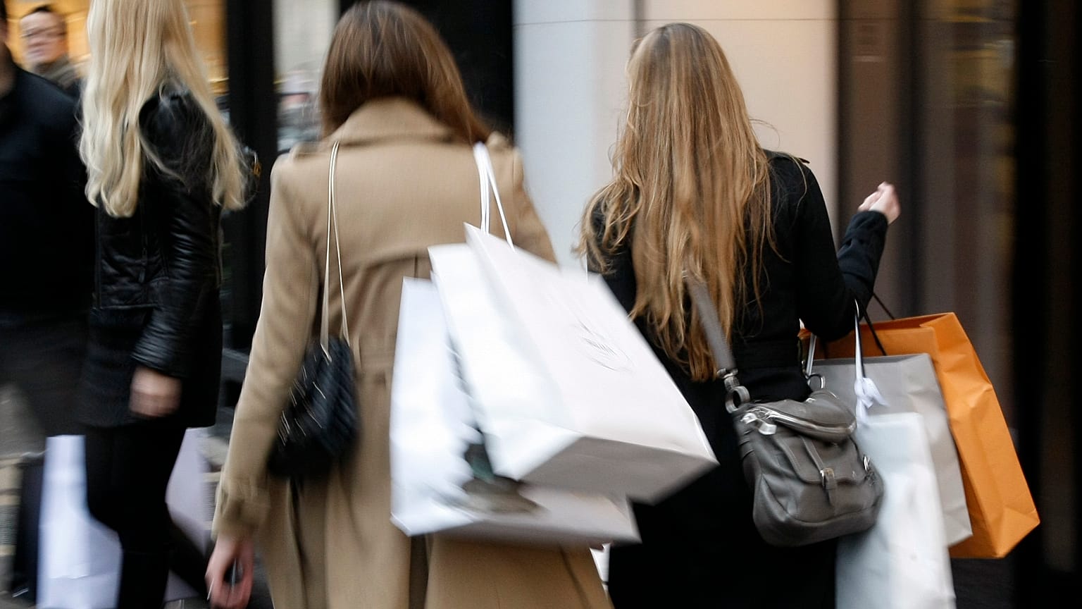 Fotografía de archivo de personas comprando en París