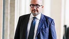 Italiens Kulturminister Gennaro Sangiuliano hat eine Affäre mit einer Modeberaterin zugegeben, verneint aber, ihr geheime Unterlagen gezeigt zu haben.
