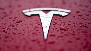 Fotoğrafta yağmur damlaları Tesla aracının logosunun etrafında yer alıyor, 27 Şubat 2024