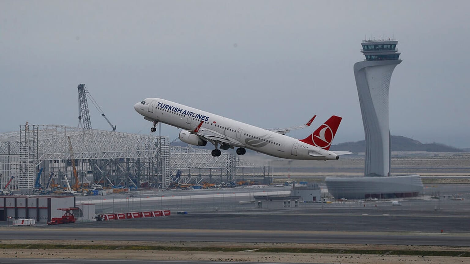 Türk Hava Yolları uçağı İstanbul Havalimanı'ndan kalkış yapıyor, 6 Nisan 2019.