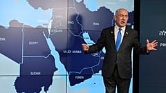 رئيس الوزراء الإسرائيلي بنيامين نتنياهو يقف أمام خريطة خلال مؤتمر صحفي في المكتب الصحفي الحكومي في القدس في 4 أيلول \ سبتمبر 2024