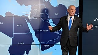 رئيس الوزراء الإسرائيلي بنيامين نتنياهو يقف أمام خريطة خلال مؤتمر صحفي في المكتب الصحفي الحكومي في القدس في 4 أيلول \ سبتمبر 2024