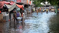 Sel suları Pakistan'ın Haydarabad kentinde etkili oldu, 30 Ağustos 2024
