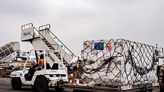 Mpox-Impfstoffe des dänischen Unternehmens Bavarian Nordic werden in Kinshasa aus einem Flugzeug ausgeladen, 5. September 2024