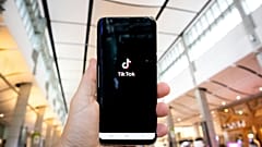 Una persona sostiene un smartphone con el logotipo de la aplicación TikTok.